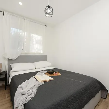 L&r Luxury Apartment- Free Parking *