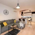L&r Luxury Apartment- Free Parking Апартаменти *